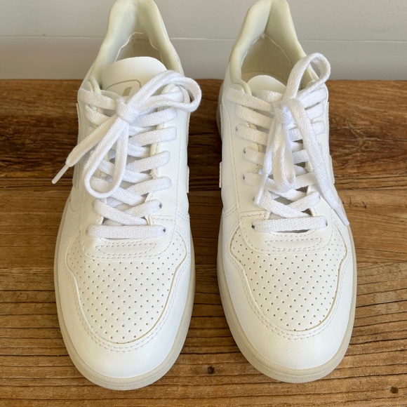 Woman’s Veja V-12 - Picture 2 of 4